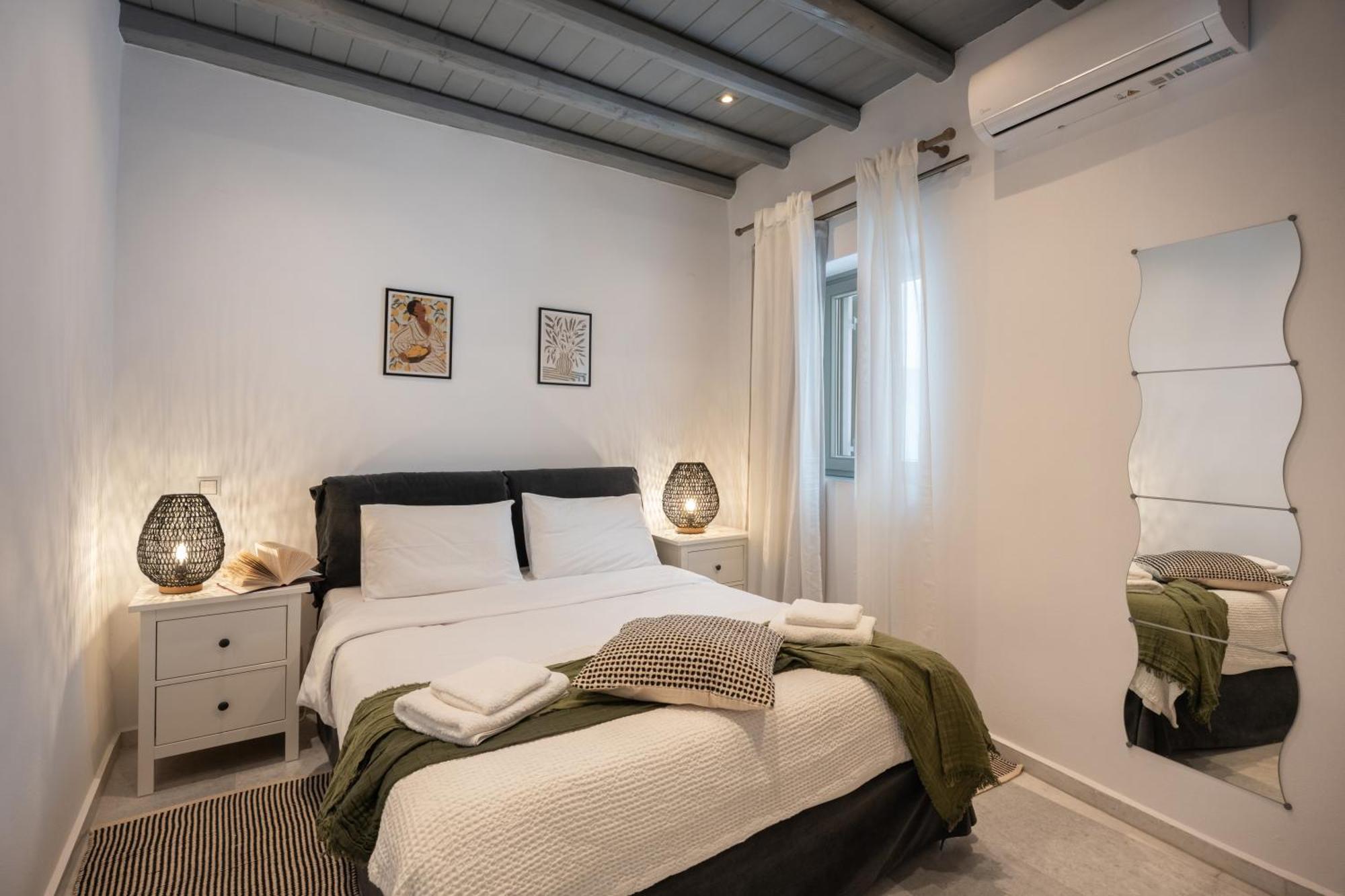 Caper-2 Bedroom Traditional Home With Amazing View Náousa Eksteriør billede